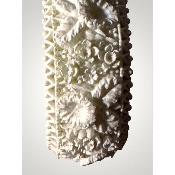 Vintage Floral Carved Hinged Bangle Bracelet Creamy White Celluloid / Faux Ivory - Picture 3 of 6